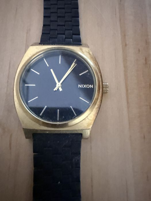 Nixon Time Teller preto e dourado