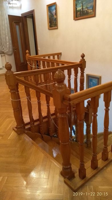 Сходи, спальні ліжка, меблеві щити та інші меблі з натурального дерева