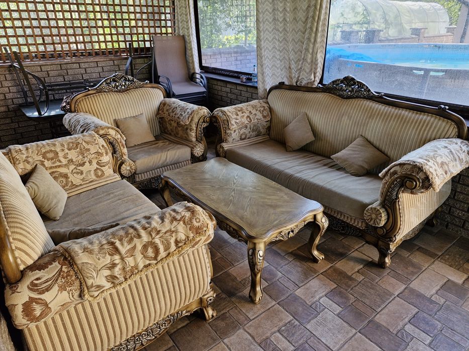 Комплект диванів 3+2+1 і столик.