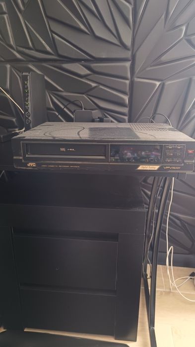 Magnetowid vhs włącza się