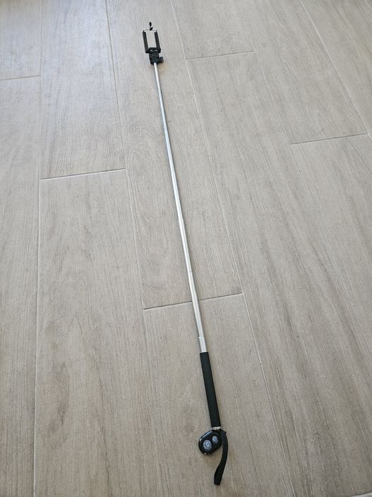 Selfie stick tira fotos smartphone