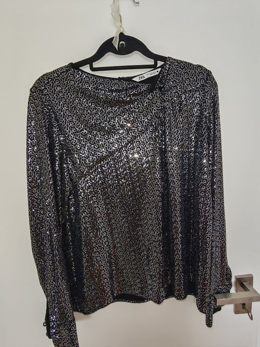 Blusa Zara preta com brilho.