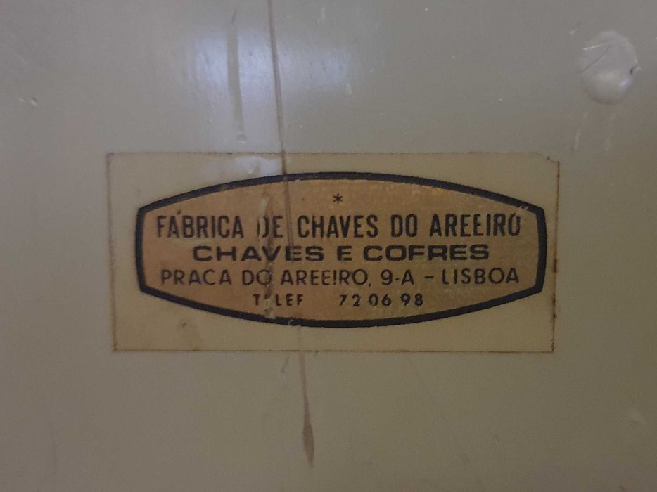 Cofre vertical blindado, em ferro - Fábrica das Chaves do Areeiro
