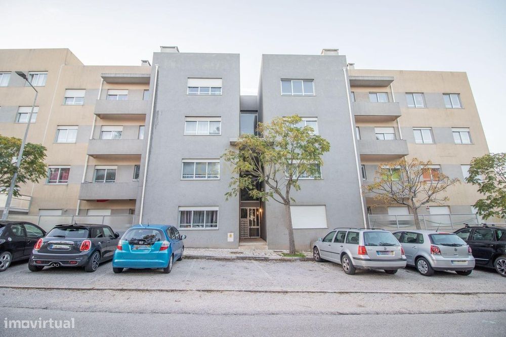 Apartamento T3 com garagem privada e arrumos – Tavarede, Figueira da F