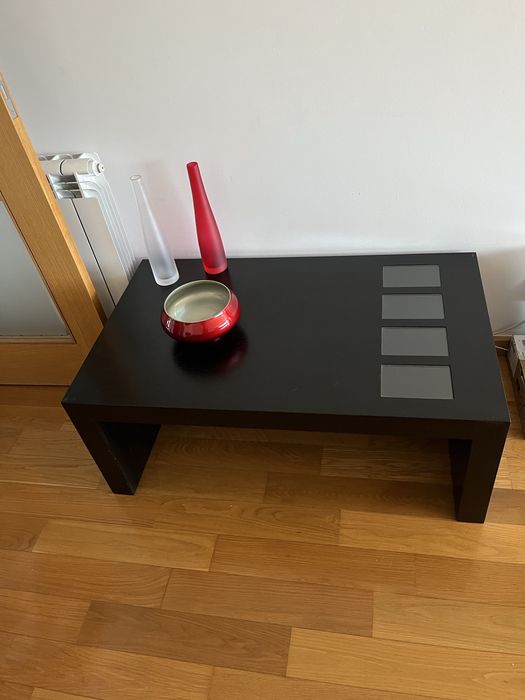 Mesa de centro em madeira maciça e espaços para fotos