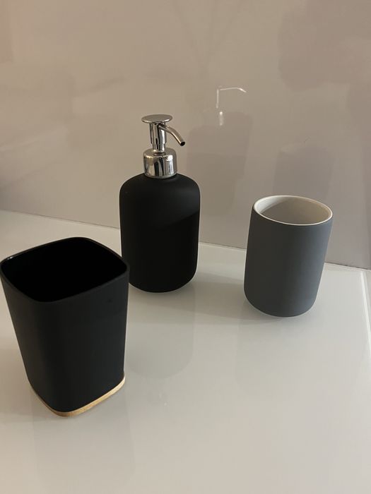 Conjunto saboneteira e copos para escovas de dentes