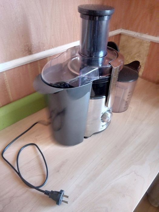 Соковыжималка Tefal Easy Fruit ZE 610 D, б/у.