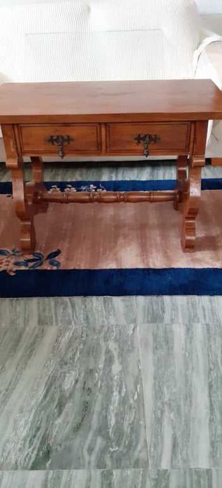 Mesa de madeira. Anos 70. Bom estado.