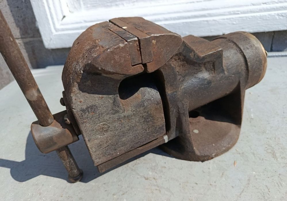 тиски слесарные 80 мм тиски  СССР