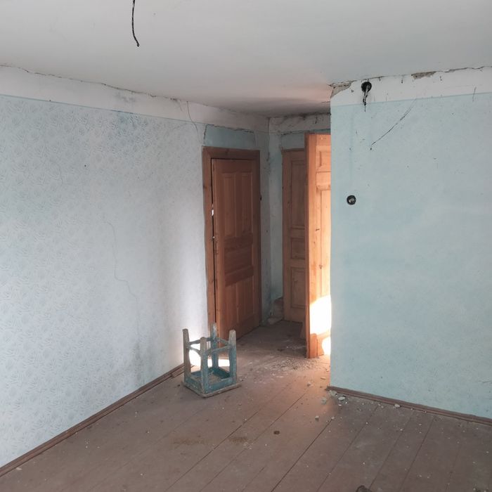 Двоповерхова дача під лісом