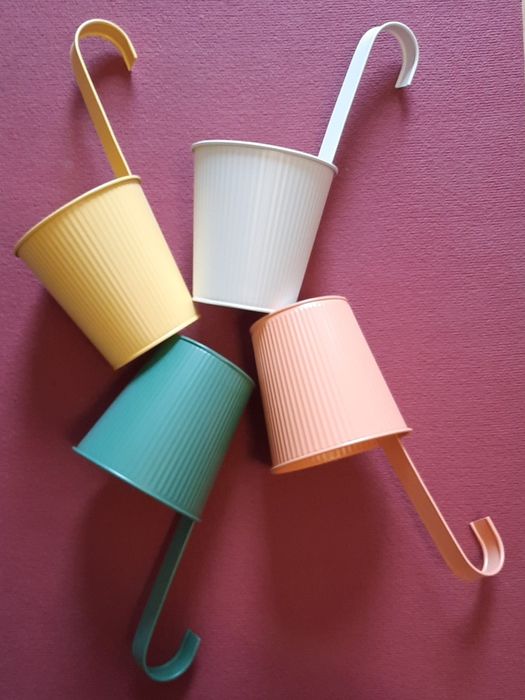 Cztery pastelowe metalowe doniczki osłonki do zawieszenia