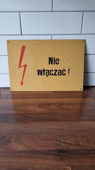 Tablica ostrzegawcza z PRL "Nie włączać"