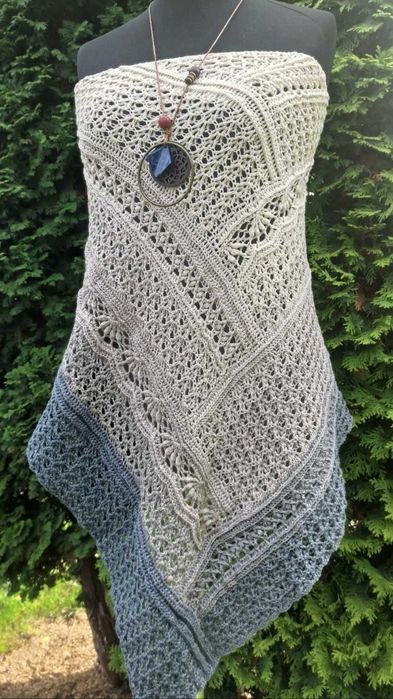 Chusta  robiona na szydełku, handmade w odcieniach kremu, beżu i szaro
