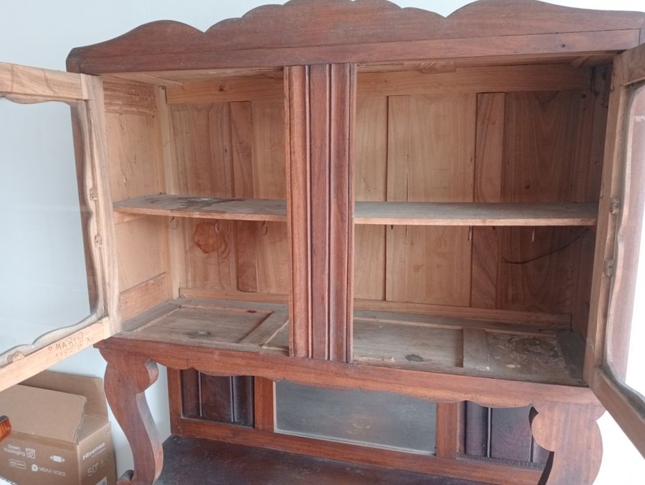 Tenho lote de moveis antigos para venda em bom estado.