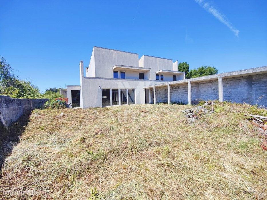 Moradia T4 inacabada para venda em Afife - Viana do Castelo