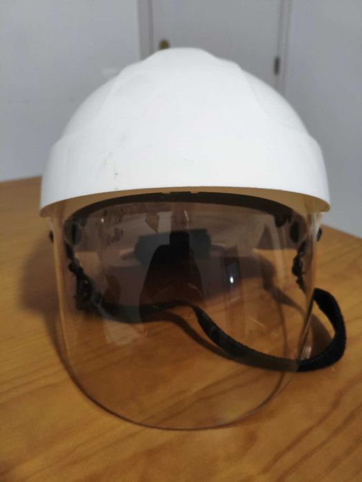 Capacete de proteção com viseira integrada
