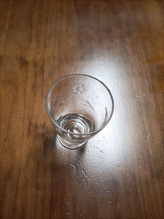 Copo antigo de vidro fininho trabalhado