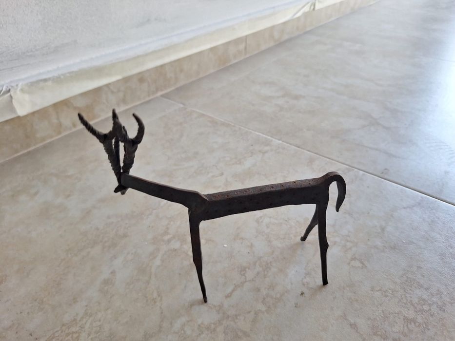 Escultura metal em forma de veado