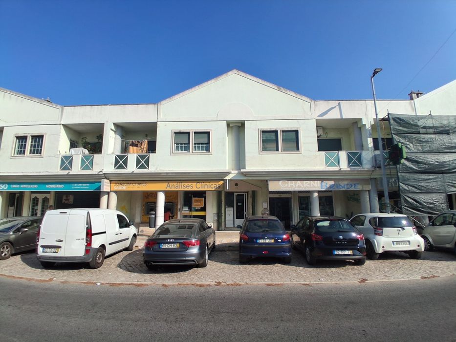 Apartamento T4 no centro da Charneca de Caparica