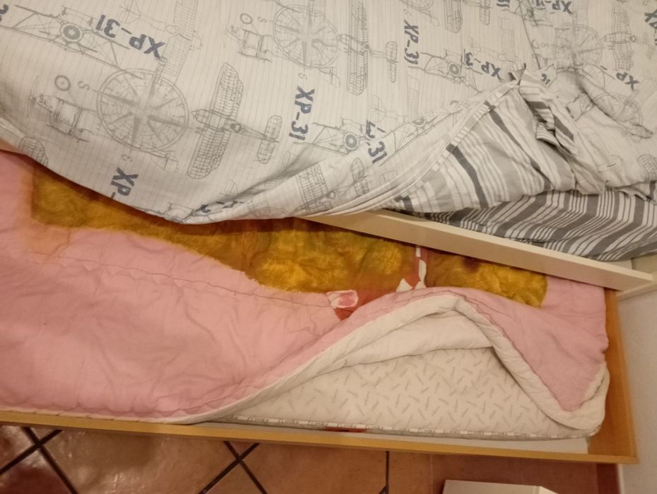 Cama dupla com mesas de cabeceira