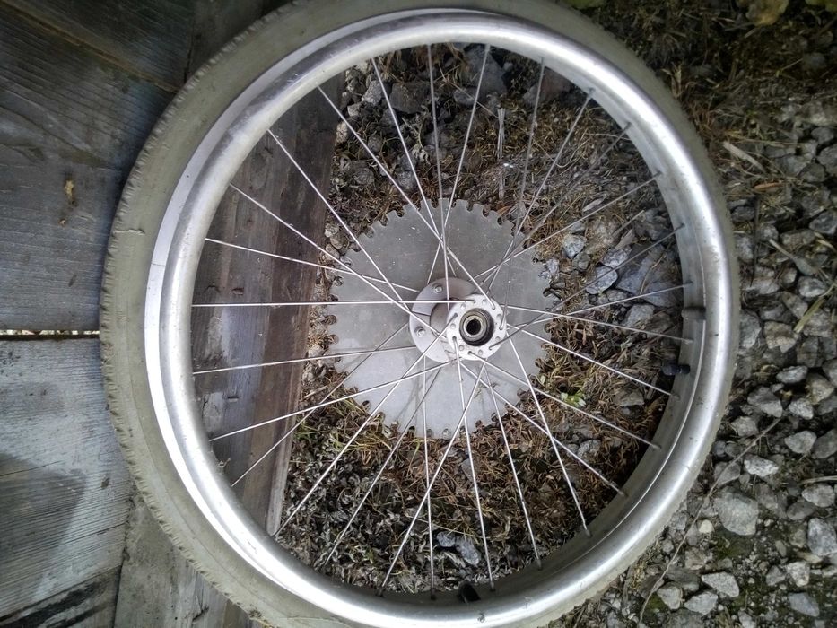 Koło wózka inwalidzkiego z oponą