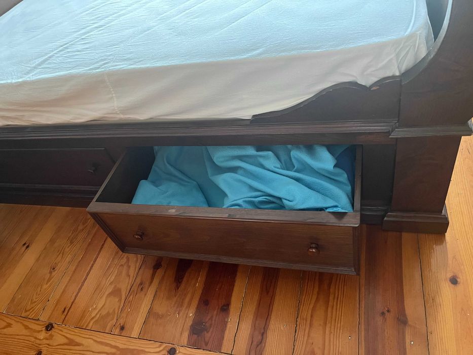 Cama de casal e uma mesa de cabeceira