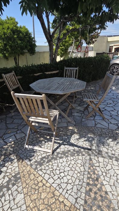 Conjunto de mesa e cadeiras de jardim