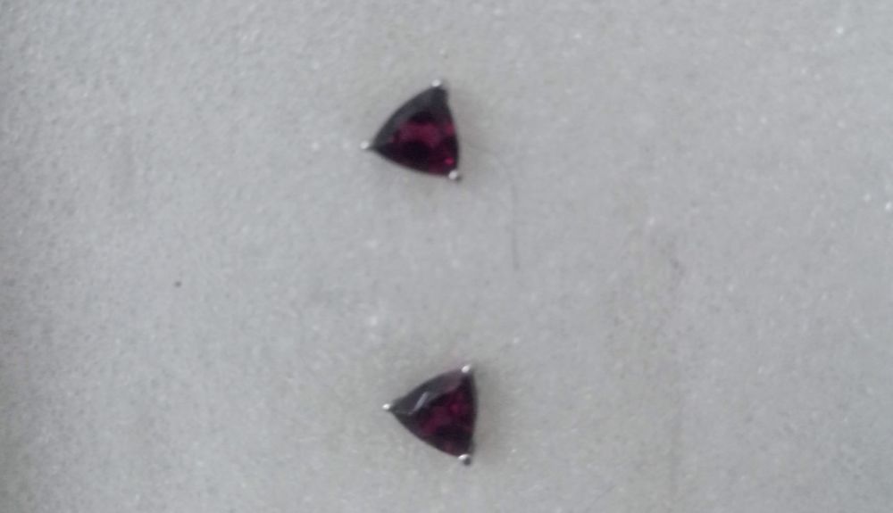 Brincos de prata  com gema semipreciosa, Granada