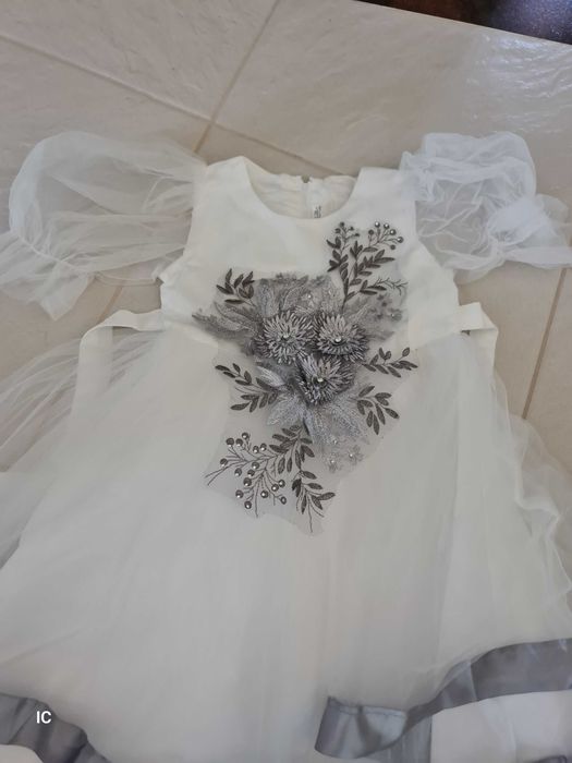 Biała sukienka dla dziewczynki