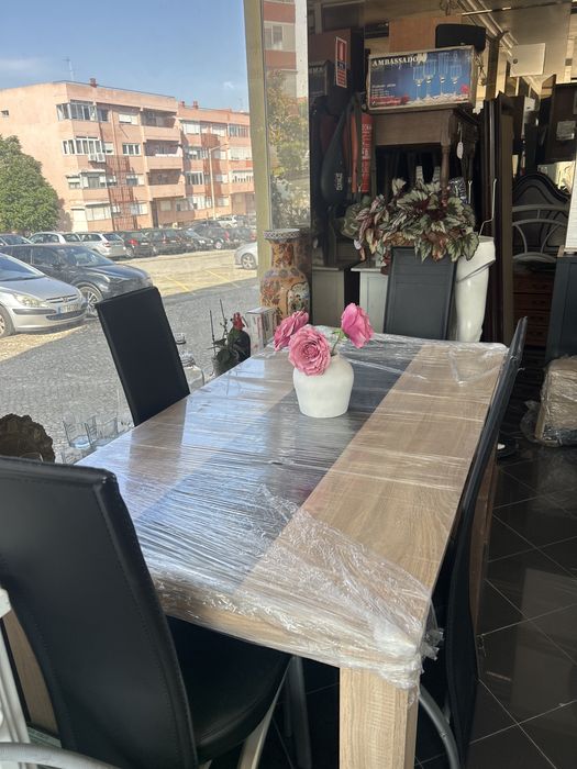 Mesa de jantar com 4 cadeiras
