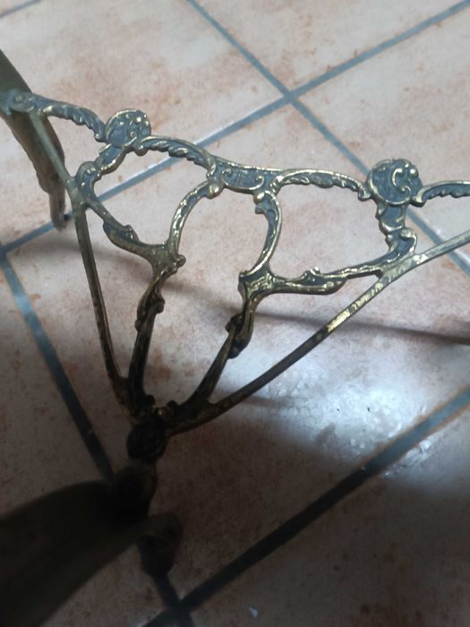 Credencia trabalhada em metal muito antiga com pedra mármore