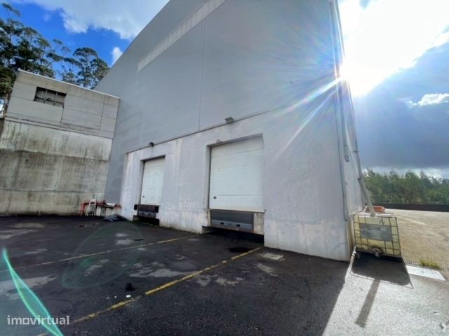 Armazém com 600m2, em Olival!