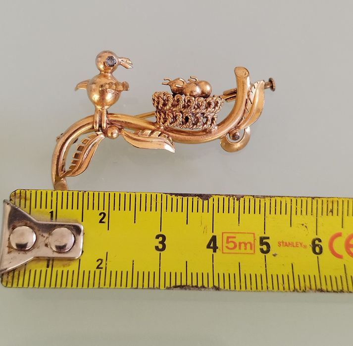 Lindo broche antigo em latão. Pássaros num ninho.
