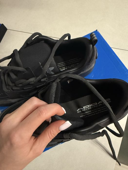 нові чоловічі кросівки adidas “Adi 2000”