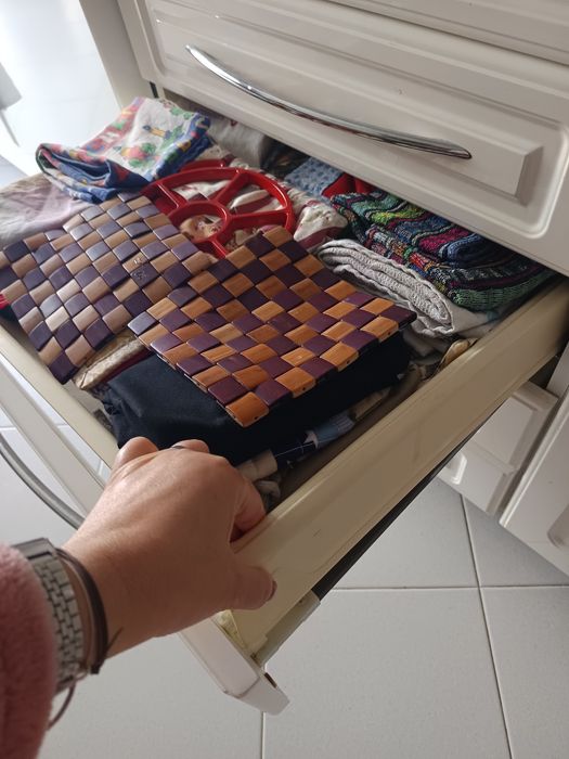 Moveis de cozinha branca+ pedra+ fogão+ forno + lava-loiça