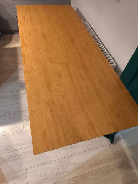 Stół rozkładany z metalowymi nogami