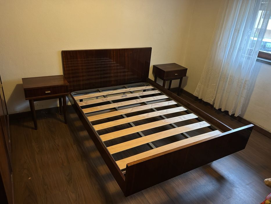 Estrutura da cama + 2 mesas de cabeceira