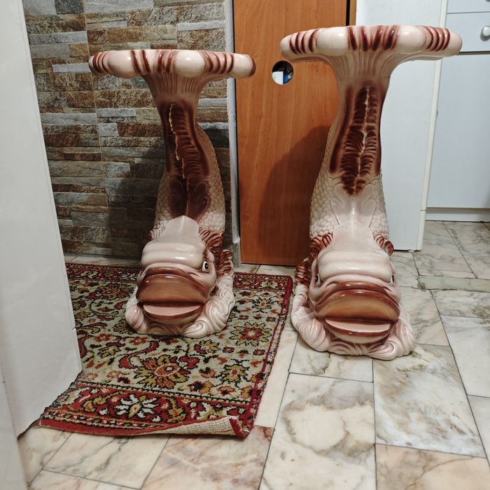 Coluna em forma de peixe em loiça