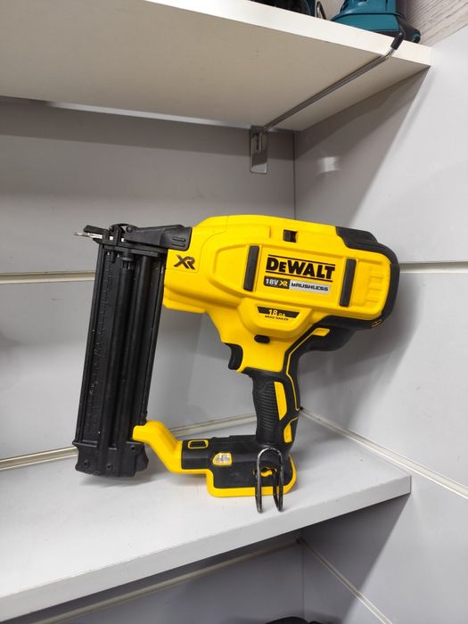 DeWal DCN680  безщітковий нейлер по дереву Деволт оригінал