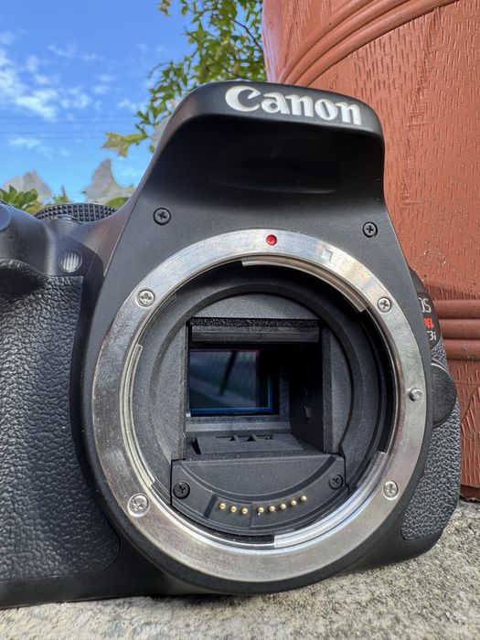 Canon Rebel T3i (600 D) + 18-55 + 4 baterie