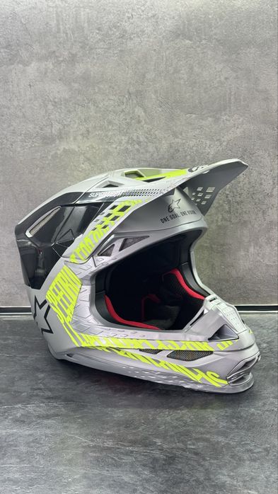 Мотошолом Alpinestars Supertech M8 — Топовий захист та технології