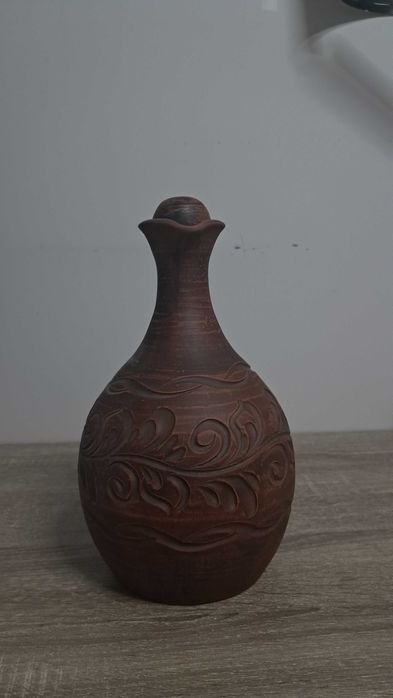 Глиняний глечик ручної роботи з кришкою