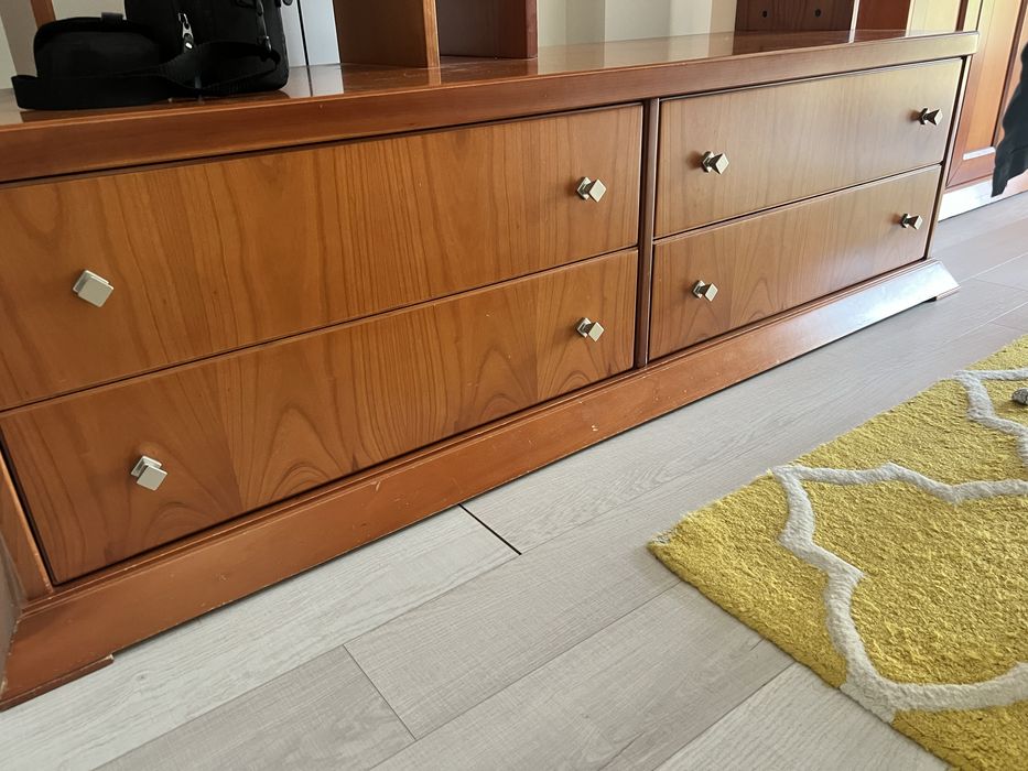 Móvel de TV com estante em cerejeira fabricado em Portugal, linha Pico