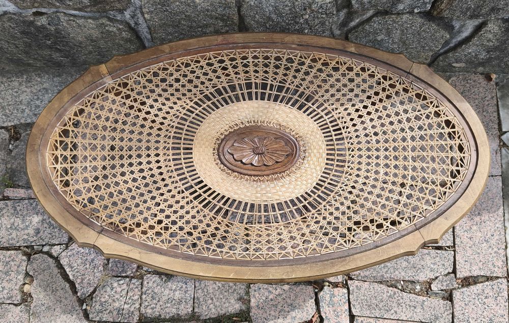 Mesa com tampo em palha muito antiga oval