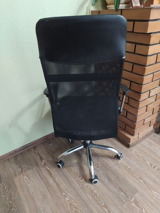 "Офісне крісло,сітка, регулювання висоти"