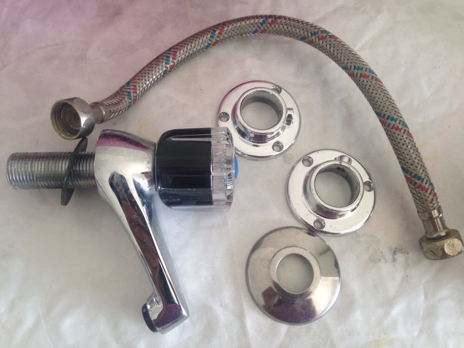 Torneira WC nova com alguns acessórios incluídas