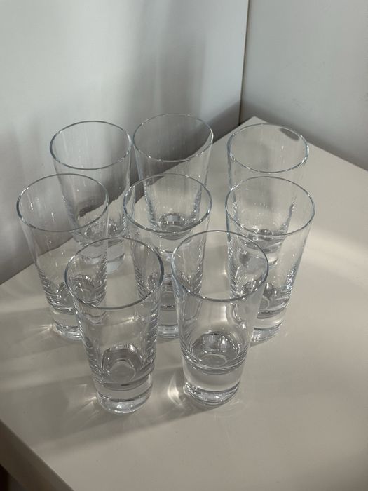 Прозорі скляні стакани