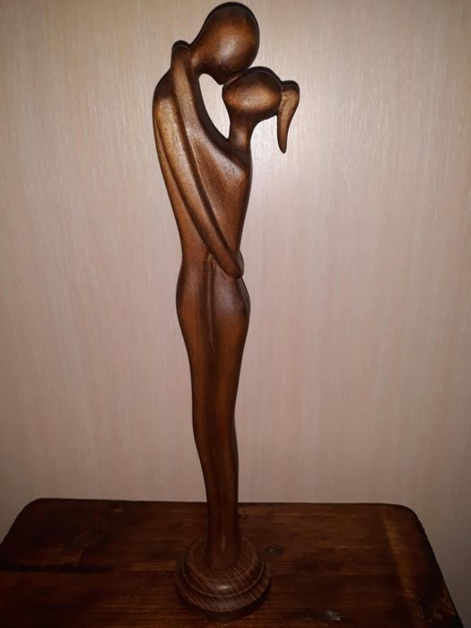 Дерев'яна статуетка пара: чоловік і жінка