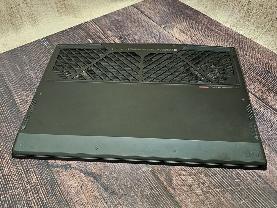 Ігровий ноутбук HP Omen 17-cb0020ng (Core i9-9880H/32Gb DDR4/RTX 2080/SSD 512Gb+HDD 2Tb/IPS 144Hz) з гарантією