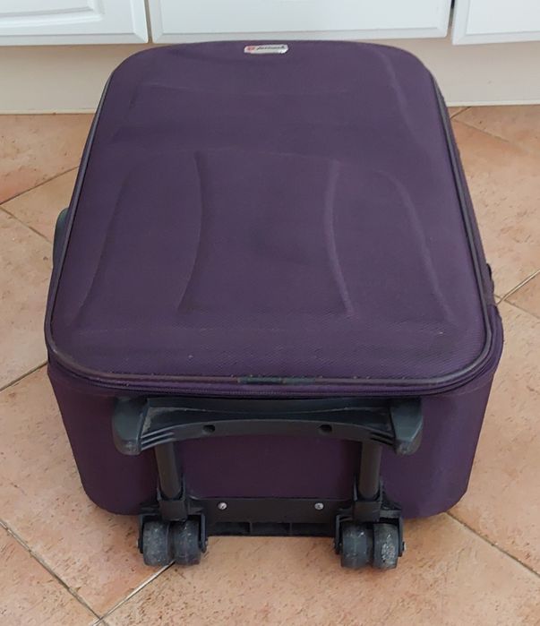 MALA DE VIAGEM DE PORÃO. Casa Quarto Mudanças Viajar.